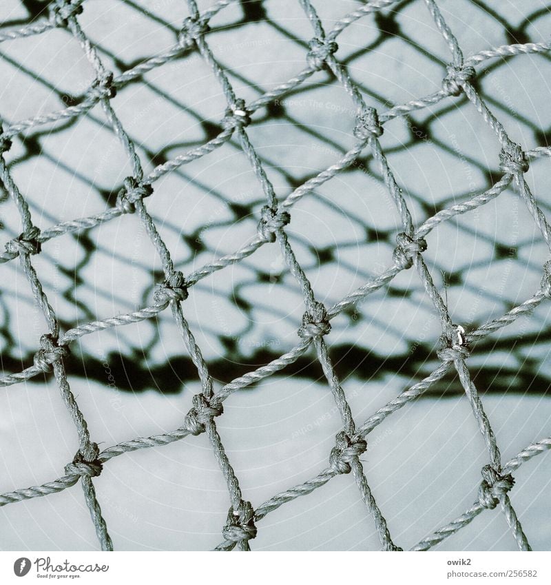 Altes Netz Fischereiwirtschaft Werkzeug viele blau grau schwarz weiß Stress Zusammenhalt netzartig Fischernetz Knoten Seil dünn elastisch robust fest Schlaufe