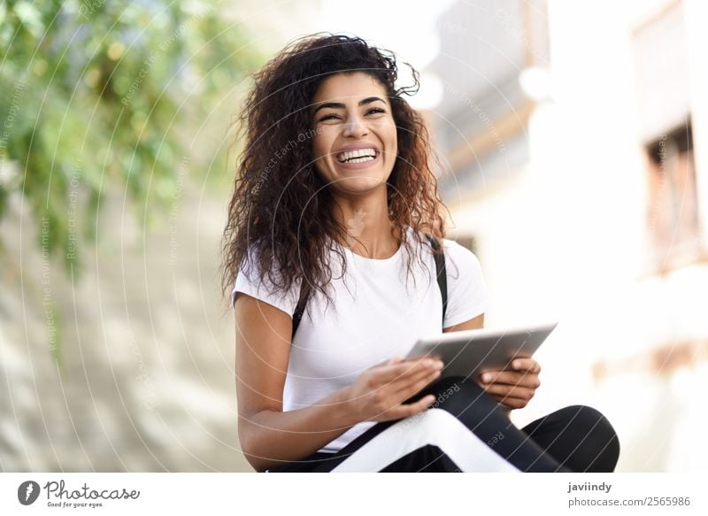 Lächelnde afrikanische Frau mit digitalem Tablett im Freien. Lifestyle Stil Glück schön Haare & Frisuren Tourismus Technik & Technologie Internet Mensch feminin