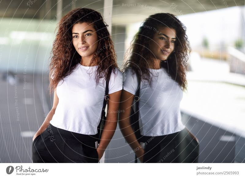 Junge Arabische Frau Mit Lockiger Frisur Im Freien Ein Lizenzfreies Stock Foto Von Photocase
