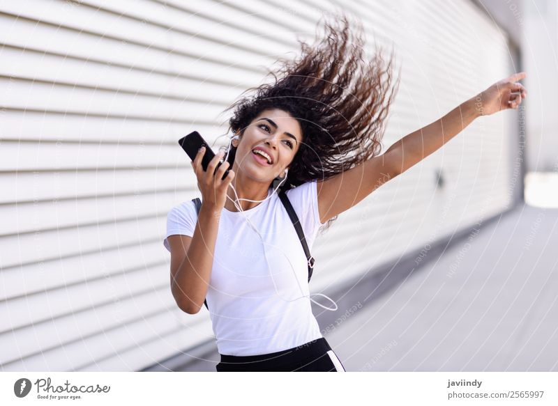 Lustige afrikanische Frau beim Musikhören Stil Freude Glück schön Haare & Frisuren Sport Telefon PDA Technik & Technologie Mensch feminin Junge Frau Jugendliche