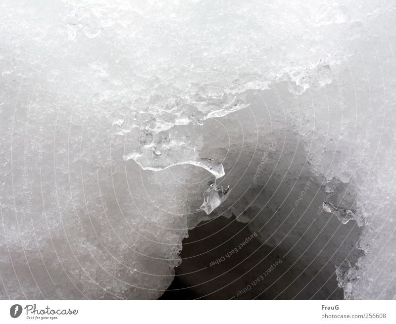 Schneeloch Winter Eis Frost Wasser frieren kalt weiß bizarr Loch räumlich Farbfoto Außenaufnahme Tag