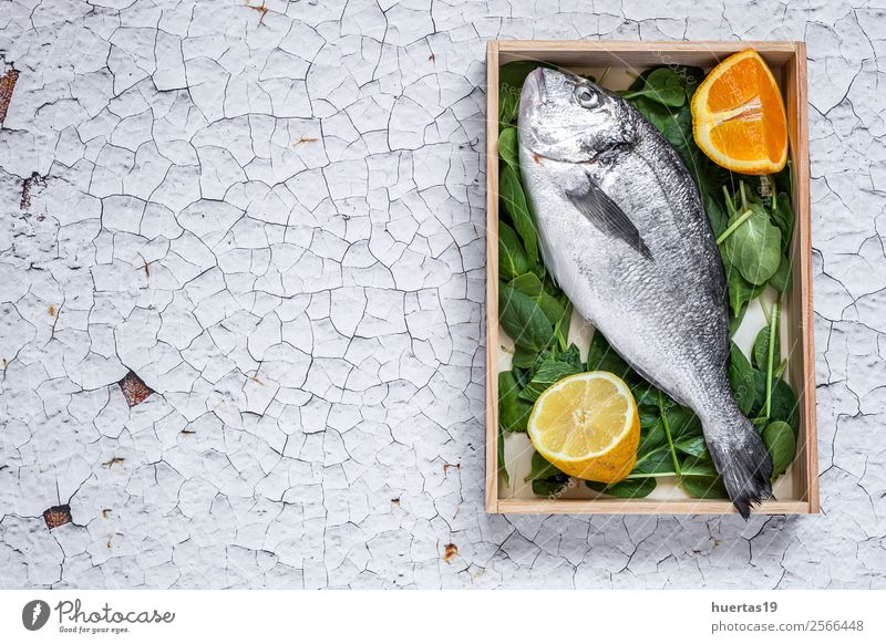 Frischer roher Fisch auf Holzbrettern Lebensmittel Meeresfrüchte Gemüse Salat Salatbeilage Frucht Orange Diät Gastronomie Coolness natürlich Sardinen Octopus