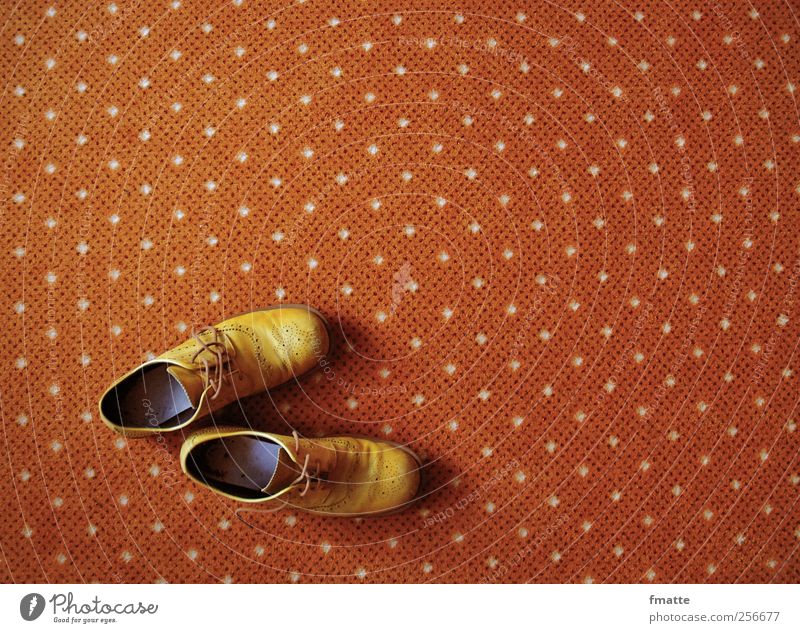 Schuhe Menschenleer ausdruckslos frei gelb warten Einsamkeit einzeln