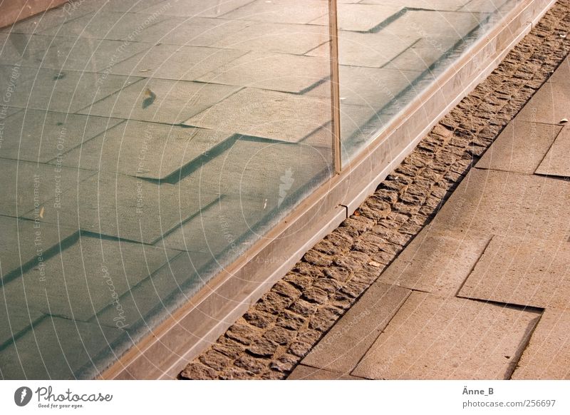 _/¯\_/¯\_/¯\_ Fassade Bodenplatten Stein Glas Linie Richtung fest glänzend blau gold Perspektive verjüngen Farbfoto Gedeckte Farben Außenaufnahme Menschenleer