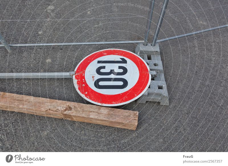 Verkehrte Welt... Zaun Verkehrszeichen Verkehrsschild Holz Metall liegen Asphalt Bauzaun Geschwindigkeitsbegrenzung Vorschriftszeichen kaputt 130 Farbfoto