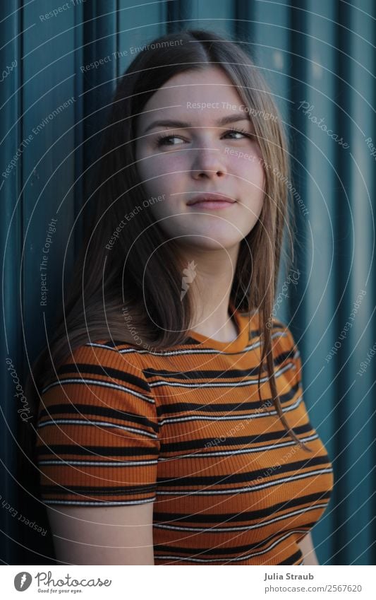 Junge Frau Retro Holz feminin Jugendliche 1 Mensch 13-18 Jahre T-Shirt gestreift brünett langhaarig Blick retro schön blau orange einzigartig Zukunft Paneele
