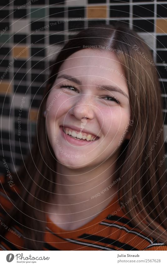 Junge Frau Retro lachen feminin Jugendliche 1 Mensch 13-18 Jahre T-Shirt brünett langhaarig positiv schön orange schwarz selbstbewußt einzigartig Kommunizieren