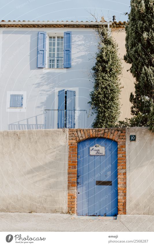 Côte d'Azur Kleinstadt Haus Einfamilienhaus Mauer Wand Fassade Fenster Tür maritim blau mediterran Cote d'Azur Frankreich Urlaubsstimmung Urlaubsfoto
