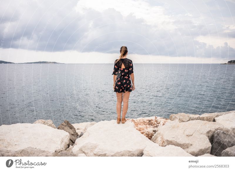 Hyères Junge Frau Jugendliche 1 Mensch 18-30 Jahre Erwachsene Landschaft Himmel Meer dünn Tourismus Traurigkeit Cote d'Azur Farbfoto Außenaufnahme Tag