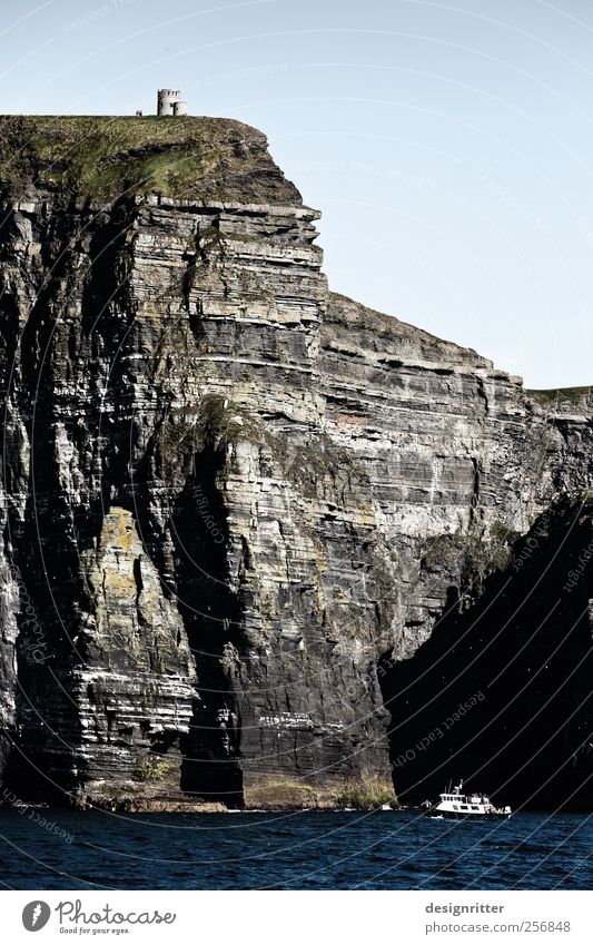 Relation Ferien & Urlaub & Reisen Tourismus Sightseeing Sommer Meer Wellen Felsen Berge u. Gebirge Schlucht Atlantik Klippe Cliffs of Moher Republik Irland Turm