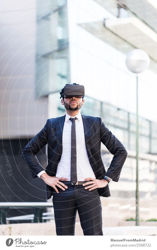 Afro-Kaufmann beim Spielen von Virtual Reality Simulationen Entertainment Business Headset Technik & Technologie Junger Mann Jugendliche Erwachsene Anzug modern