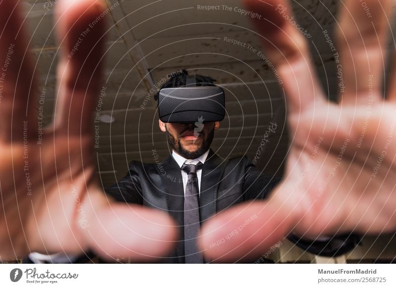Afro-Kaufmann beim Spielen von Virtual Reality Simulationen Entertainment Business Headset Technik & Technologie Junger Mann Jugendliche Erwachsene Hand Anzug