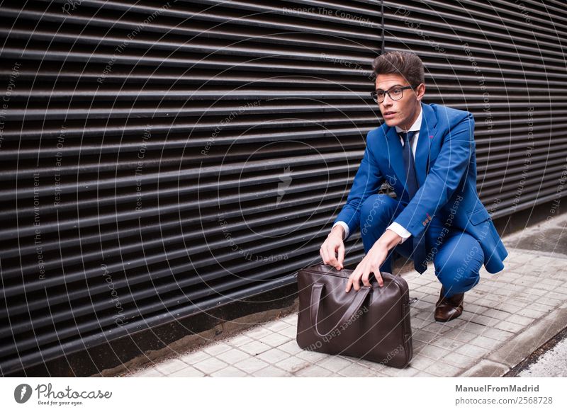 Geschäftsmann mit Aktentasche Lifestyle Stil Arbeit & Erwerbstätigkeit Business Mensch Mann Erwachsene Straße Mode Anzug modern klug selbstbewußt gutaussehend