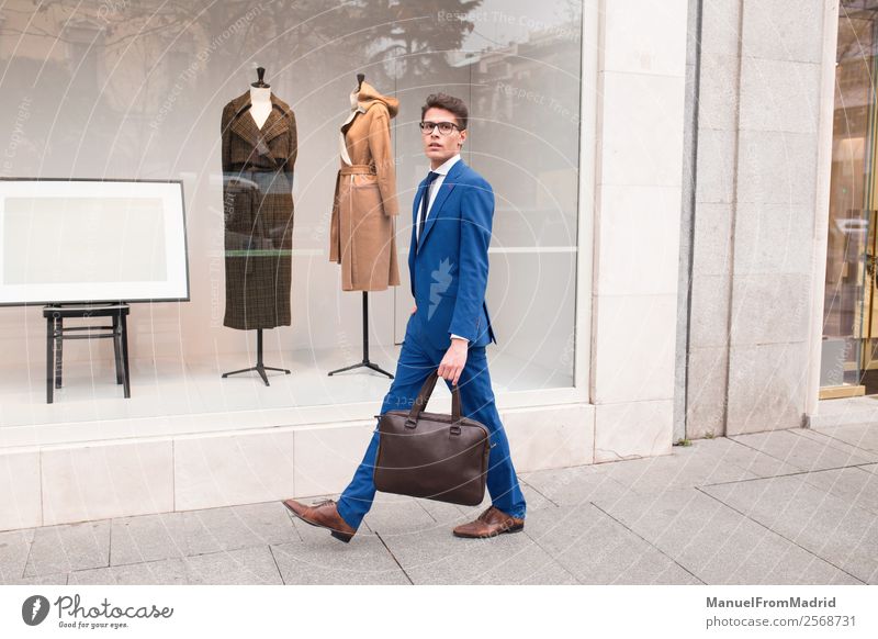attraktiver Geschäftsmann, der die Straße entlanggeht. Lifestyle Stil Arbeit & Erwerbstätigkeit Business Mensch Mann Erwachsene Mode Anzug modern klug