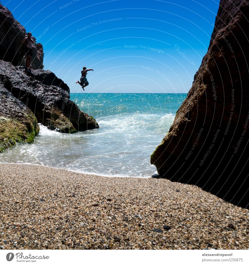 Jumping 2 Mensch Küste Strand Bucht blau grün Glück Lebensfreude Coolness Ferien & Urlaub & Reisen Andaluisien Spanien Farbfoto Außenaufnahme Tag Sonnenlicht
