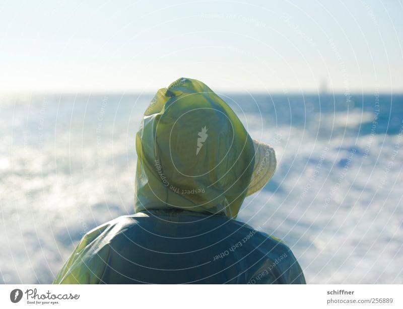 Die alte Frau und das Meer Mensch 1 Wasser Sonne Schönes Wetter Wellen Einsamkeit genießen Ferne Hut Regenmantel Kapuze Kapuzenjacke Wetterschutz Schifffahrt