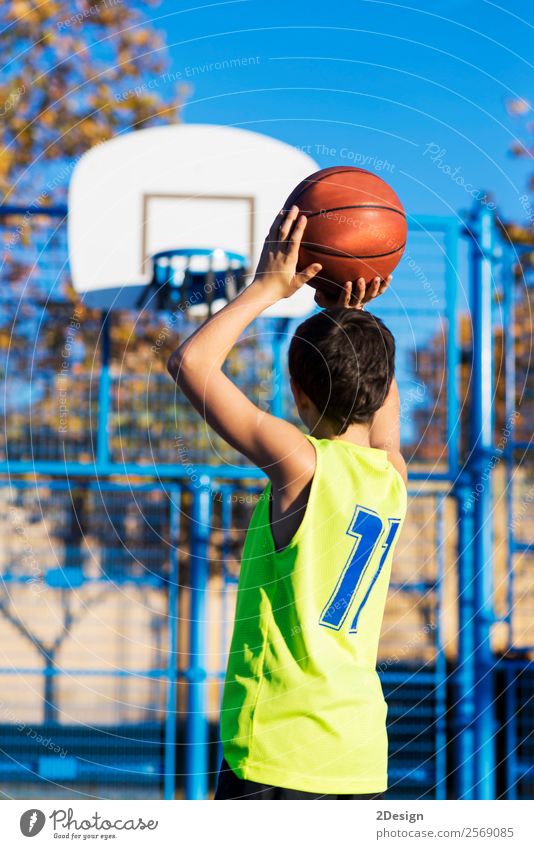 Teenager, der einen Basketball wirft. Lifestyle Freude Erholung Freizeit & Hobby Spielen Sport Mensch Junge Mann Erwachsene Bekleidung Hut Fitness werfen
