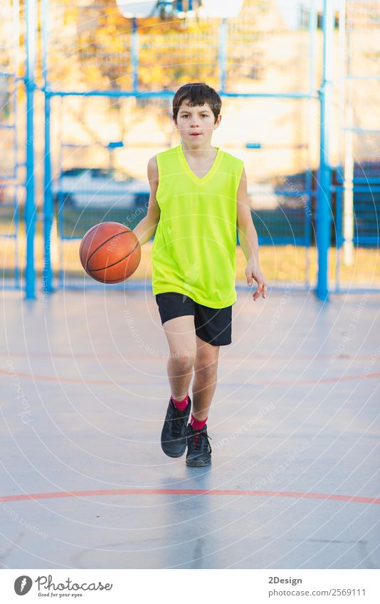Teenager spielt Basketball auf einem Außenplatz. Lifestyle Freude Erholung Freizeit & Hobby Spielen Sport Mensch maskulin Junge Mann Erwachsene 1 8-13 Jahre