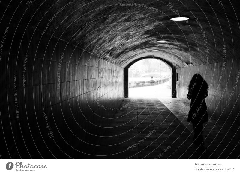 Ins Licht gehen Lampe Mensch Frau Erwachsene 1 Graffiti Mauer Wand Geländer Tunnel Tunnelblick Tunnelbeleuchtung Fußgänger dunkel Traurigkeit Spaziergang