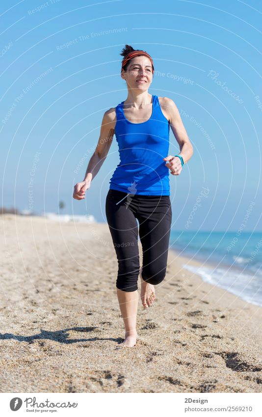 Frau, die am Strand trainiert (läuft) Glück Ferien & Urlaub & Reisen Sommer Meer Sport Joggen Ruhestand Mensch feminin Junge Frau Jugendliche Erwachsene 1