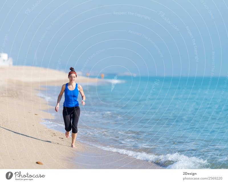 Frau, die am Strand trainiert (läuft) Glück Ferien & Urlaub & Reisen Sommer Meer Sport Joggen Ruhestand Mensch feminin Junge Frau Jugendliche Erwachsene 1