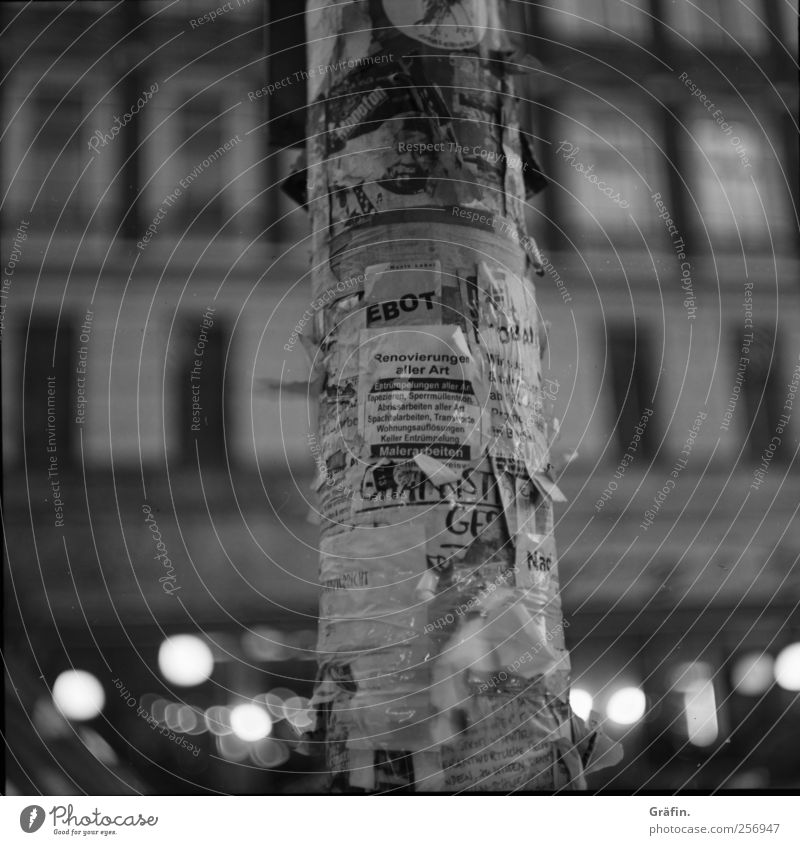 Gesucht - Gefunden Gebäude Fenster Zettel Stadt grau schwarz weiß Optimismus Neugier chaotisch entdecken Vergänglichkeit Laternenpfahl Inserat Schriftstück