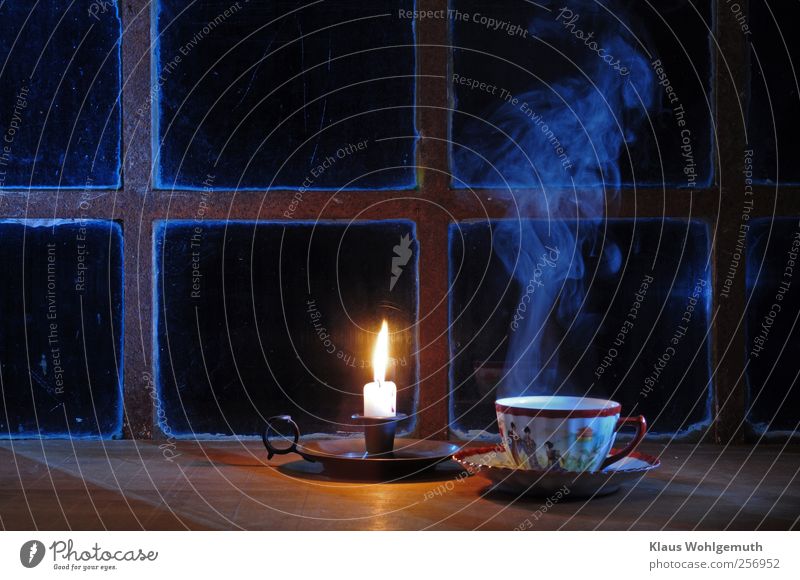 "Teatime"  Eine Tasse aus chinesischem Porzellen, seht, mit dampfendem Tee gefüllt vor einem Sprossenfenster. Eine Kerze leuchte ruhig daneben. Lebensmittel