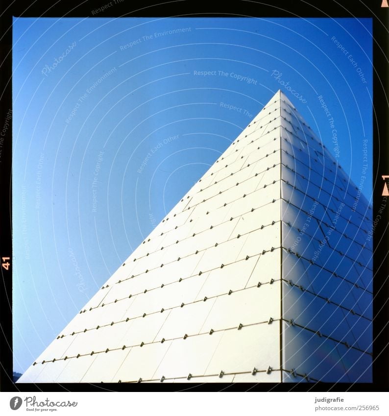 Dänemark Himmel Wolkenloser Himmel Haus Bauwerk Gebäude Architektur Spitze blau Pyramide Glas Farbfoto Außenaufnahme Menschenleer