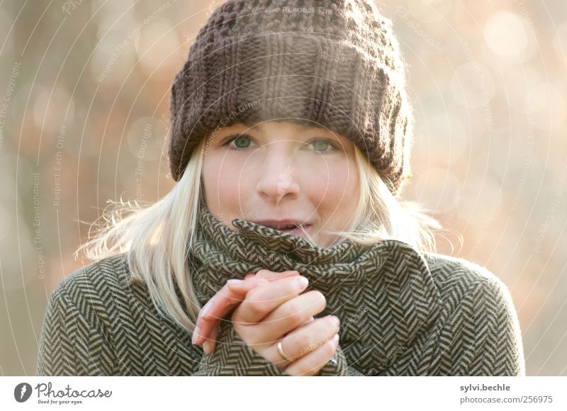 Jetzt wird´s kalt! schön Gesicht Gesundheit Wohlgefühl Mensch feminin Junge Frau Jugendliche Leben 1 18-30 Jahre Erwachsene Umwelt Natur Luft Herbst Winter