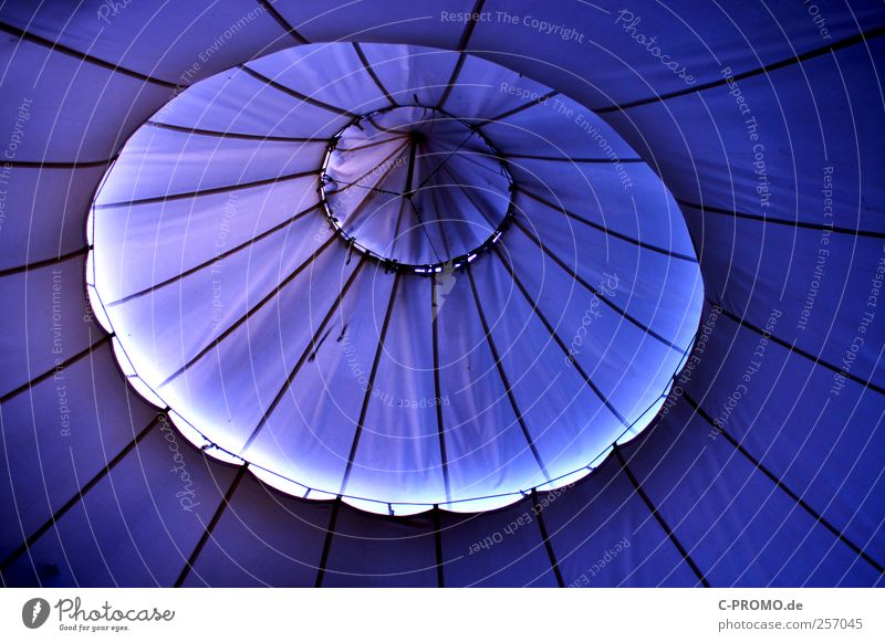 textiles Auge Zirkus Kultur blau Zelt Zelthimmel Öffnung dunkel lüftung Bierzelt Farbfoto Außenaufnahme Menschenleer Dämmerung
