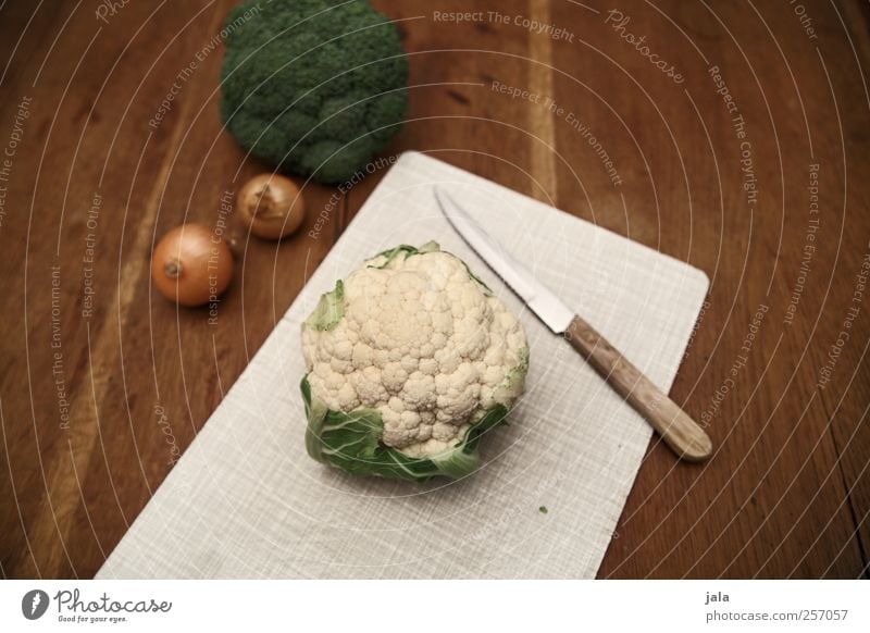 salat, auflauf oder suppe? Lebensmittel Gemüse Brokkoli Blumenkohl Zwiebel Ernährung Bioprodukte Vegetarische Ernährung Messer Schneidebrett Gesundheit lecker