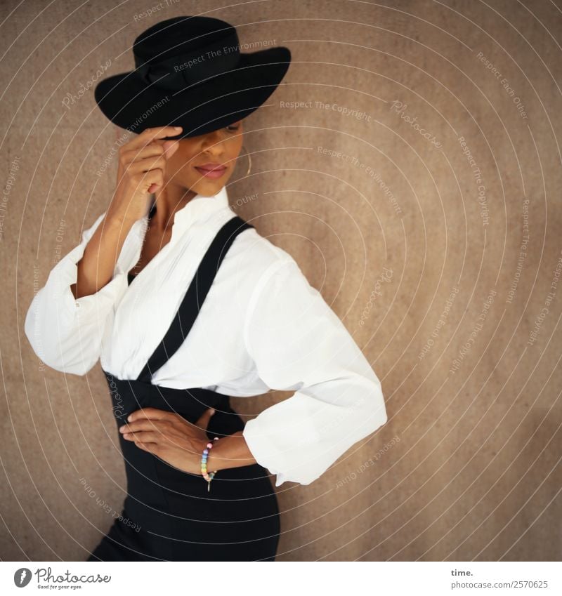 Lilian feminin Frau Erwachsene 1 Mensch Mode Hemd Rock Stoff Schmuck Ohrringe Hut berühren Bewegung festhalten stehen ästhetisch außergewöhnlich schön