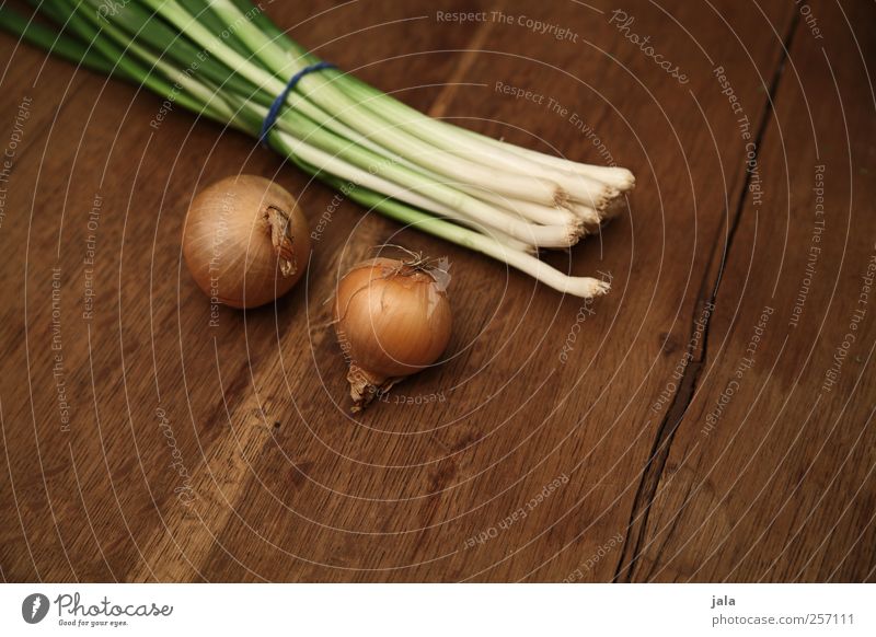 heul' doch! Lebensmittel Gemüse Zwiebel lauchzwiebel Bioprodukte Vegetarische Ernährung Gesundheit lecker natürlich Holztisch Farbfoto Innenaufnahme