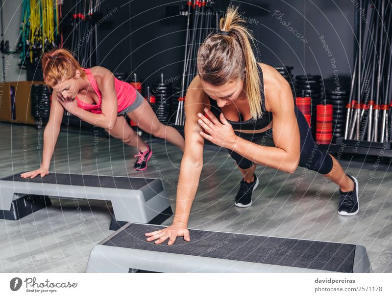Frauen Paar Training über Stepper in der Aerobic-Klasse Lifestyle Glück schön Körper Sport Mensch Erwachsene Freundschaft Fitness authentisch dünn Erotik