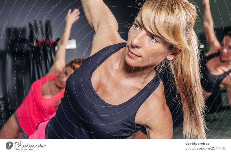 Frau, die in der Aerobic-Klasse mit einer Gruppe Übungen macht. Lifestyle schön Körper Sport Mensch Erwachsene Freundschaft Menschengruppe Fitness authentisch