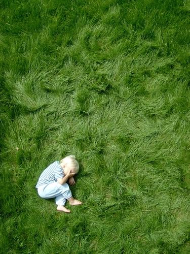 punktum Mensch maskulin Kind Kleinkind Junge Kindheit Körper 1 3-8 Jahre blond natürlich niedlich grün Stimmung Punkt liegen Gras Barfuß Sportrasen Farbfoto