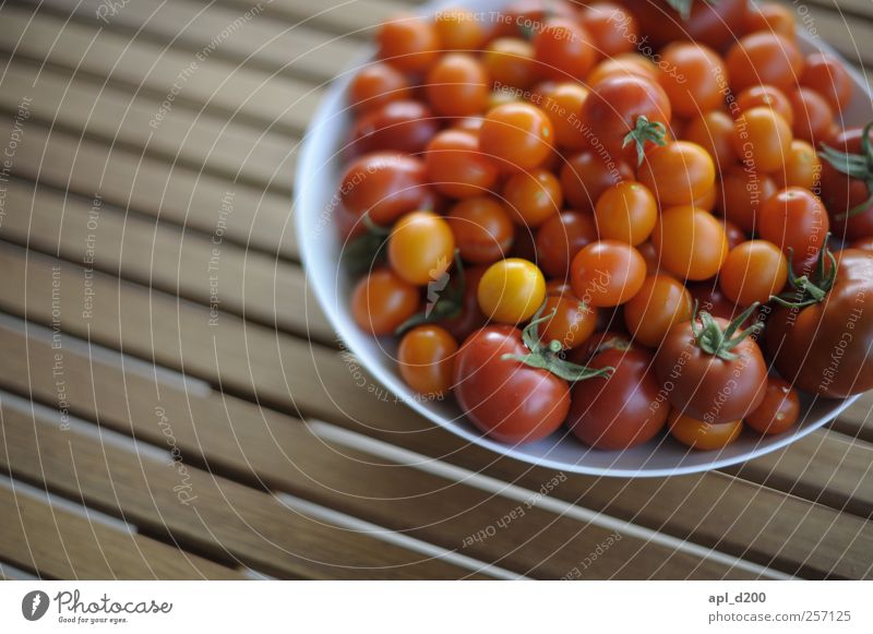 Tomaten Lebensmittel Gemüse Ernährung Freizeit & Hobby Umwelt Nutzpflanze liegen authentisch gelb rot Zufriedenheit Lebensfreude Stil Tisch mehrfarbig
