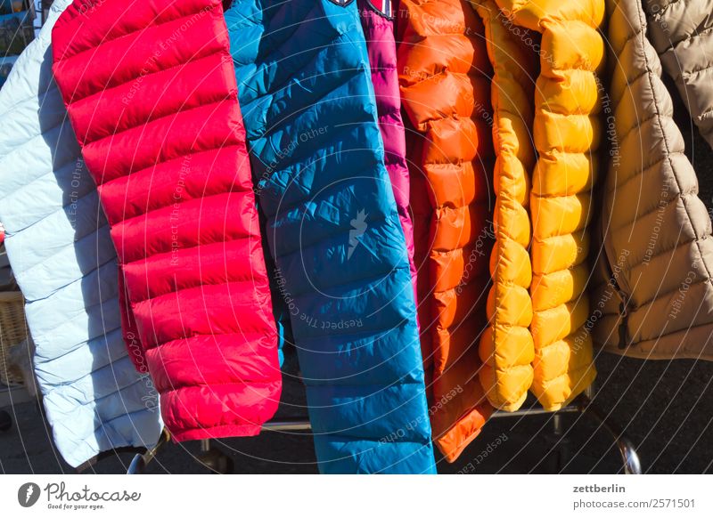 Daunenjacken in verschiedenen Farben Jacke Daunenweste Winter Trainingsjacke Wetter Bekleidung Winterbekleidung mehrfarbig Angebot sonderangebot spektral