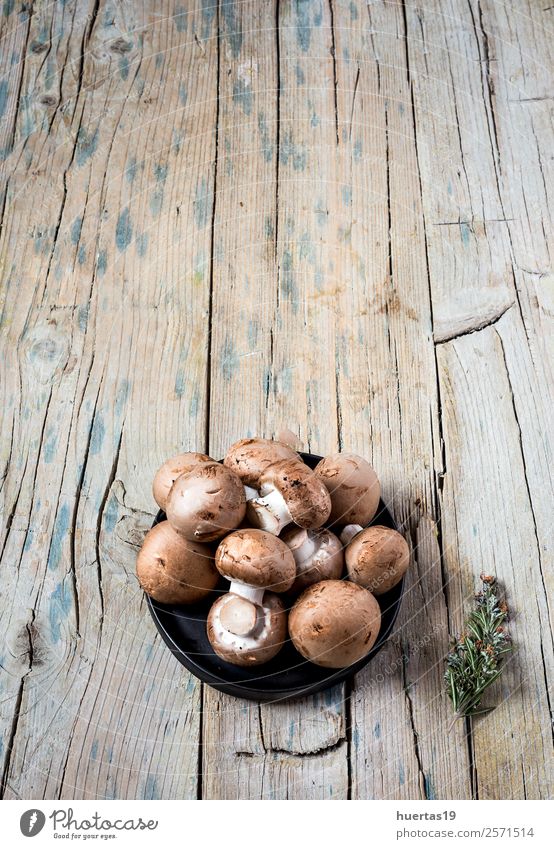 Frische und natürliche Pilze Lebensmittel Gemüse Bioprodukte Vegetarische Ernährung Diät Teller Tisch Menschengruppe Pflanze Blatt Wald alt lecker oben braun