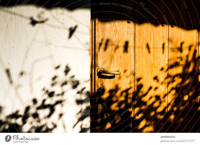Verschiedene Schatten Licht Silhouette Lichtfleck geheimnisvoll Haus Schuppen Lagerschuppen Tür Griff Keller Gartenhaus Textfreiraum Ferien & Urlaub & Reisen