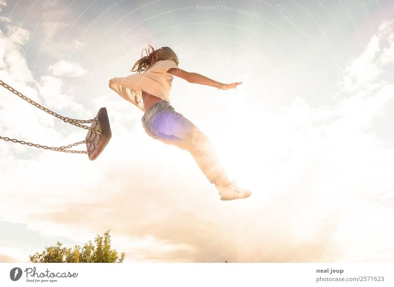 Kind springt von einer Schaukel – Gegenlicht Kinderspiel schaukeln Optimismus Mut positiv feminin Mädchen Kindheit 3-8 Jahre Himmel Sommer fliegen Spielen