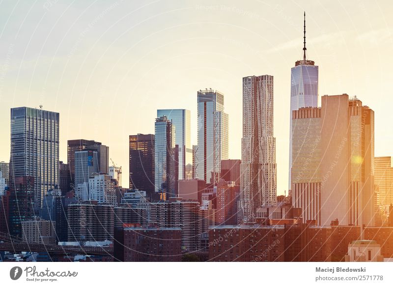 New York City Skyline bei Sonnenuntergang. Büro Himmel Wolkenloser Himmel Stadtzentrum bevölkert überbevölkert Hochhaus Bankgebäude Gebäude Architektur Mauer