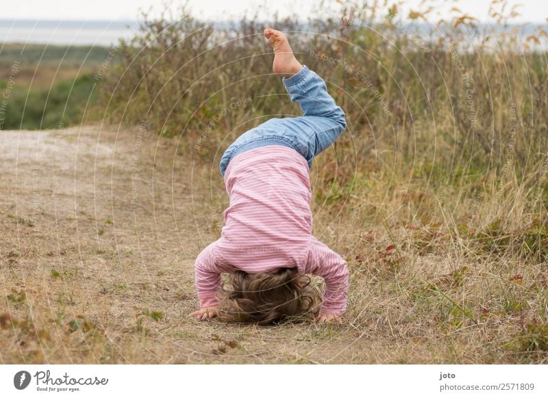 Yogaübung sportlich Fitness Leben Wohlgefühl Ferien & Urlaub & Reisen Ausflug Turnen Kind Kleinkind 1 Mensch 1-3 Jahre Natur Sommer Stranddüne Gesundheit