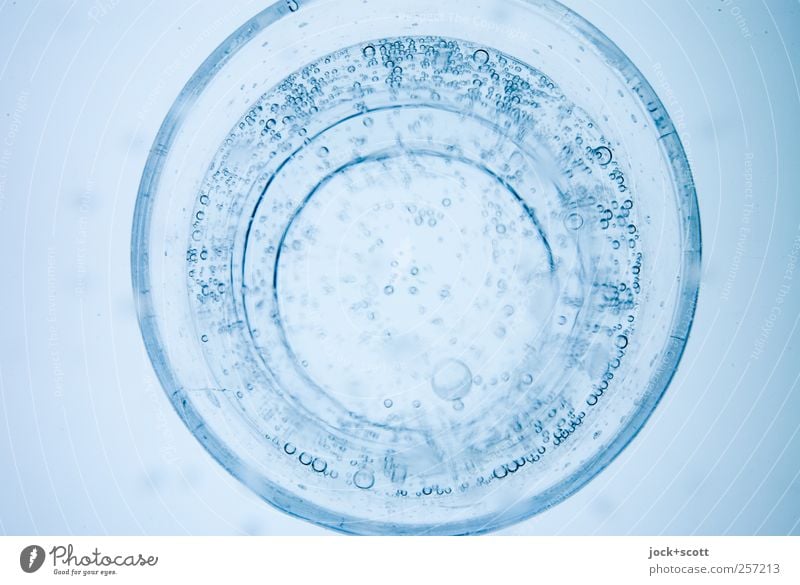 Glas mit kaltem klaren Sprudelwasser Mineralwasser Design Wasserglas Kreis frisch rund rein sprudelnd Erfrischung Leuchtkasten Kunstlicht Silhouette