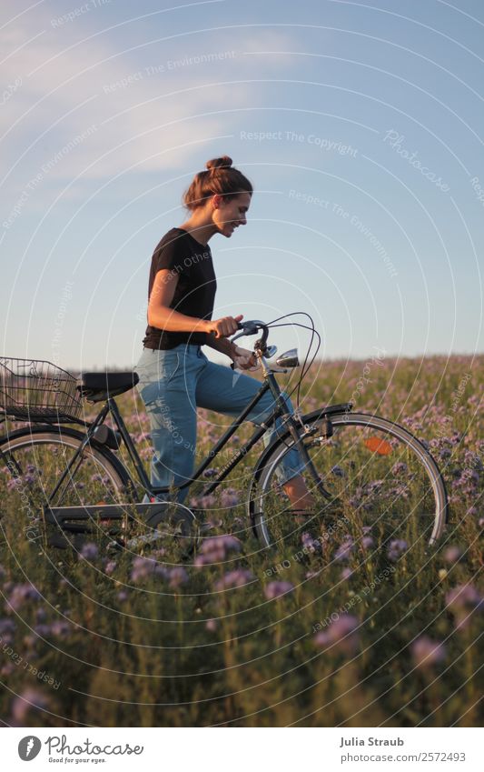 Fahrradtour Frau Blumen Fahrradfahren feminin Erwachsene 1 Mensch 30-45 Jahre Natur Sonnenlicht Sommer Schönes Wetter Gras Wiese Feld laufen sprechen frei