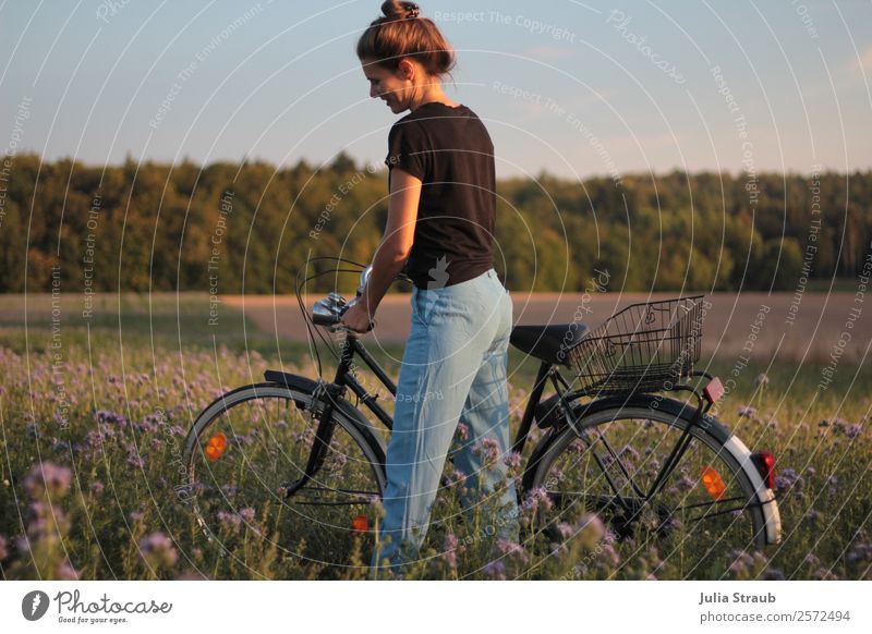 Fahrrad Feld Wald Frau Fahrradfahren feminin Erwachsene 1 Mensch 30-45 Jahre Himmel Sommer Schönes Wetter Blume Gras Lavendelfeld phazelie Wiese T-Shirt