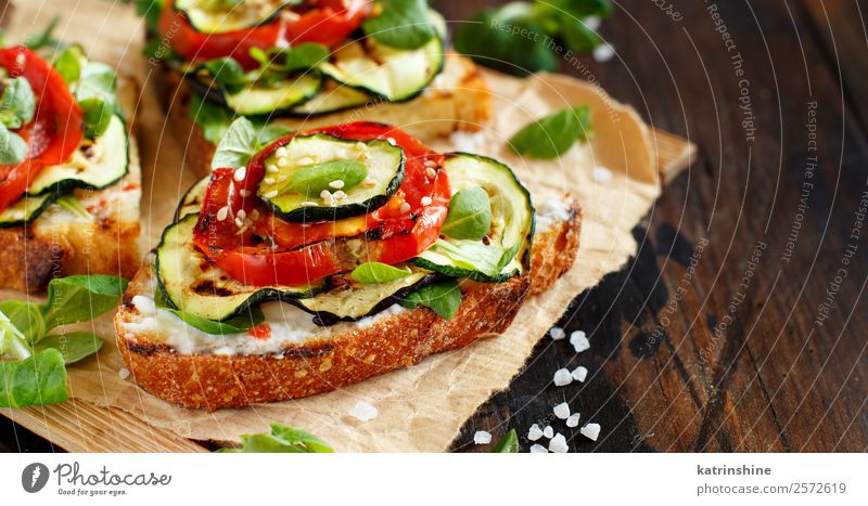 Vegetarisches Sandwich Gemüse Brot Mittagessen Diät Sommer Holz dunkel frisch braun grün Burger kochen & garen Aubergine Lebensmittel grillen Gesundheit
