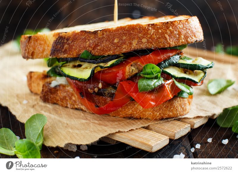 Vegetarisches Sandwich Gemüse Brot Mittagessen Diät Sommer Holz dunkel frisch braun grün Burger kochen & garen Aubergine Lebensmittel grillen Gesundheit schäbig