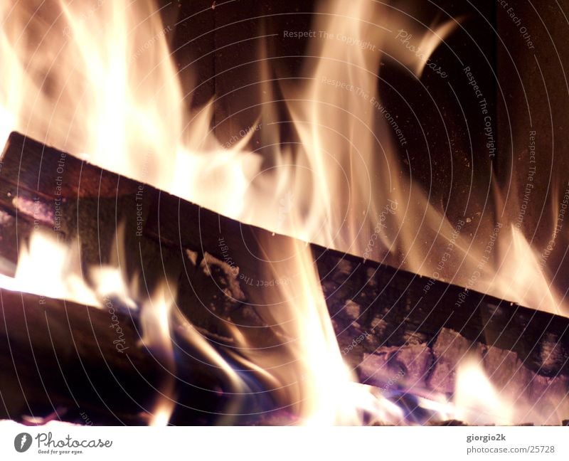 Fegefeuer II Holz heiß brennen Kohlenstoff rot schwarz Langzeitbelichtung Brand Flamme Cheminée Schornstein Feuer