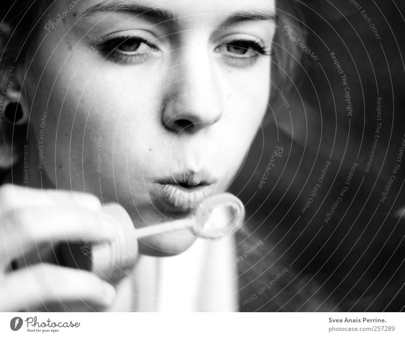 ... feminin Gesicht Auge Mund 1 Mensch 18-30 Jahre Jugendliche Erwachsene blasen Seifenblase nachdenklich Bewegungsunschärfe Einsamkeit Schwarzweißfoto